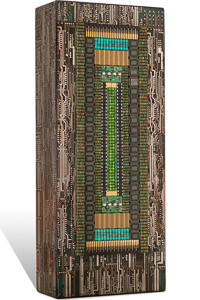 Œuvre nommée "Neuron 15 ": totem cybertrasth du sculpteur Rémy Tassou. (vue principale - 3/4 légendée) (vignette)