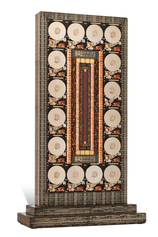 Œuvre nommée "Grok" : sculpture cybertrash (totem) du sculpteur Rémy Tassou. (vue de 3/4) (vue principale)